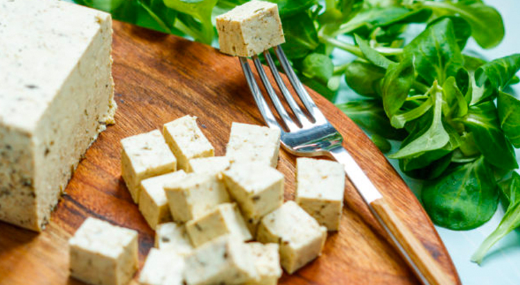 5. Сыр тофу, заправленный оливковым маслом и соевым соусом