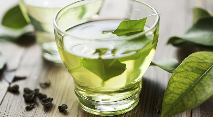 Каждый день пейте не менее двух литров чистой воды и замените кофе на зеленый чай.