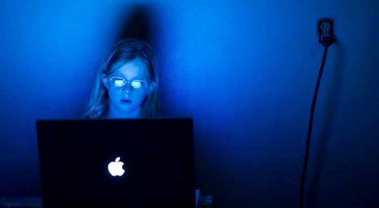 Почему синий свет от экранов так вреден для кожи