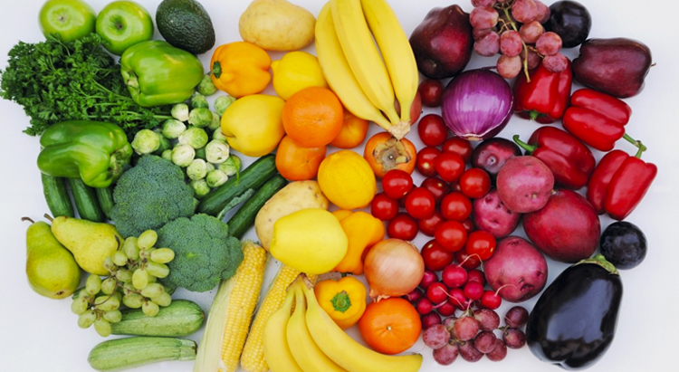Свежие фрукты и овощи богаты клетчаткой и витаминами