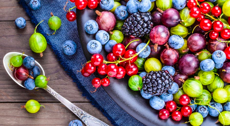 Стоит ли ограничивать потребление фруктов и ягод в летний сезон, ведь помимо витаминов, они содержат сахар? И как правильно их есть, чтобы не навредить организму?