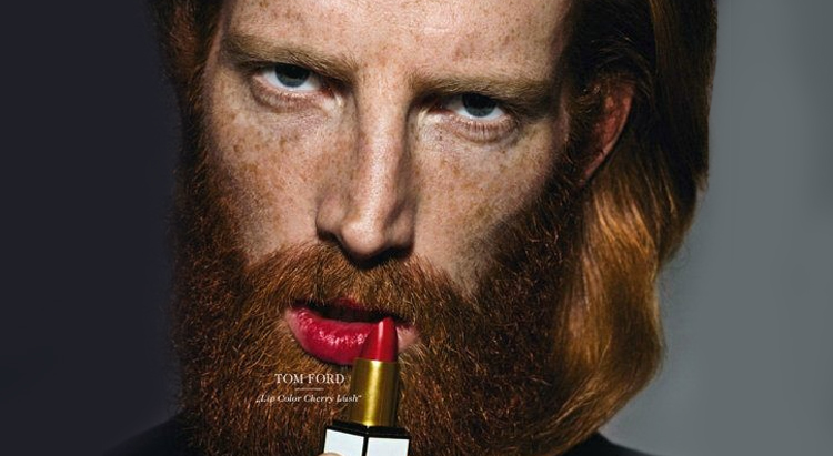 Шок-реклама: бородач демонстрирует помады ведущих мировых брендов