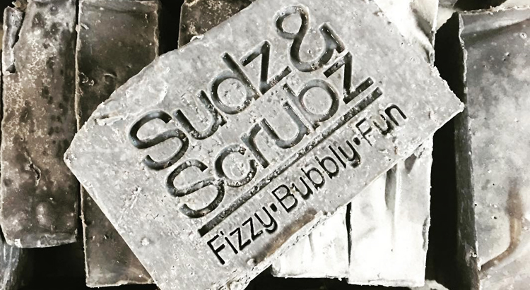 Вам подарок: Sudz & Scrubz создает наборы уникальных средств для своих подписчиков