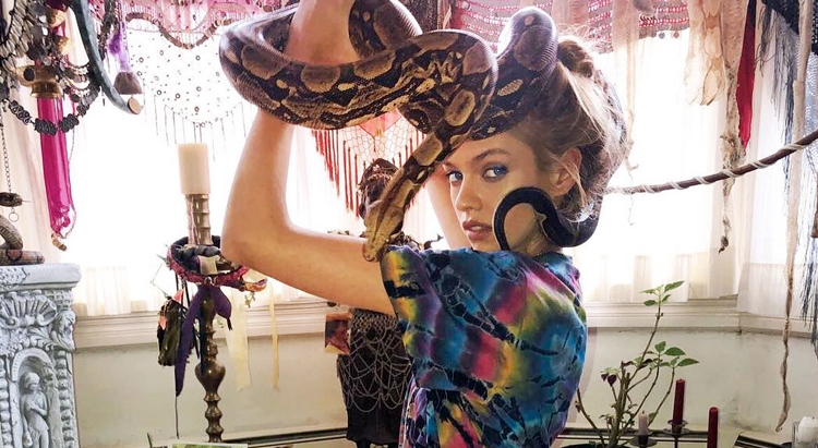 Змеиный массаж для "ангела" Victoria’s Secret