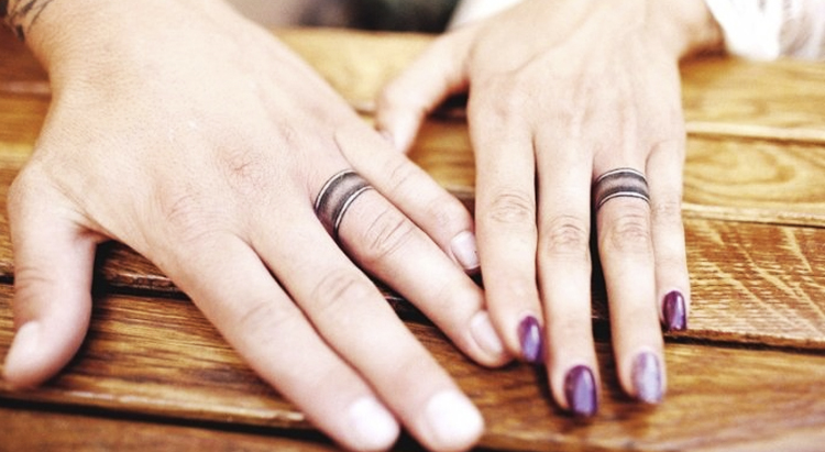 Новый тренд: одинаковые тату на пальцах вместо колец