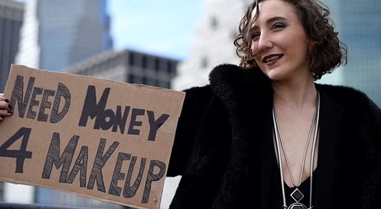 Подайте на макияж: девушка зарабатывает на улицах Нью-Йорка на косметику