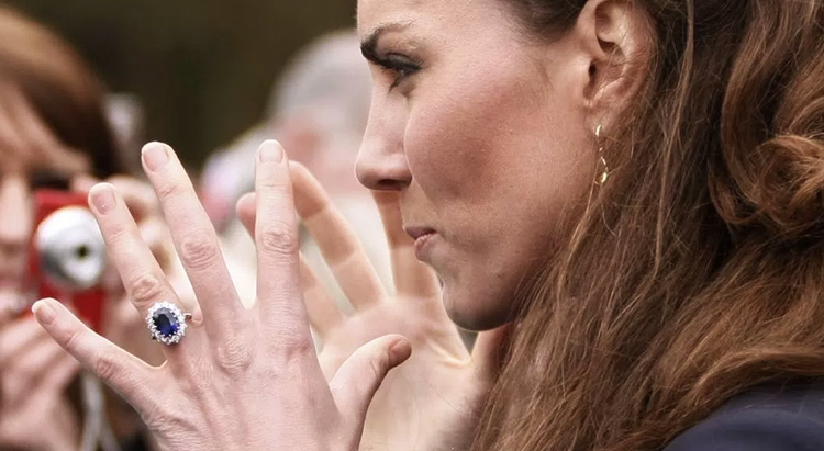 Не без изъяна: Кейт Миддлтон шокировала папарацци своими пальцами