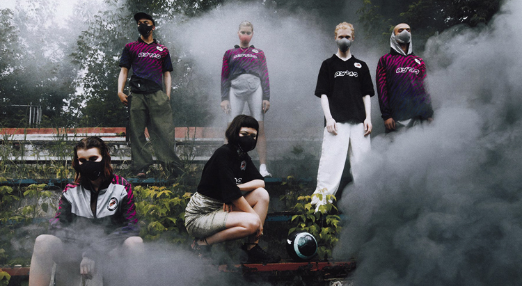 Greenpeace и AYTΛO выпустили модные маски для дыхания
