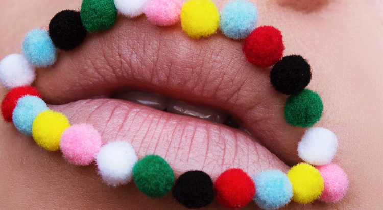 Все цвета радуги: зачем бьюти-блогеры делают макияж с яркими помпонами