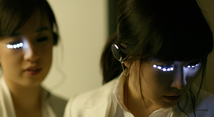 С огоньком в глазах: корейский дизайнер Сооми Парк предложил альтернативу макияжу глаз
