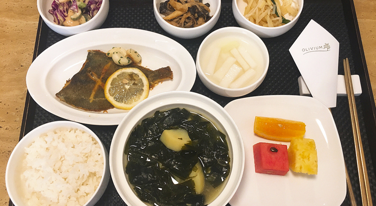 Обязателен к употреблению китайский суп миёккук- из водорослей и креветок