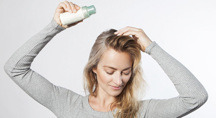 Наносите сухой шампунь на чистые волосы для достижения эффекта лака средней фиксации