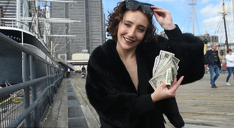 Подайте на макияж: девушка зарабатывает на улицах Нью-Йорка на косметику