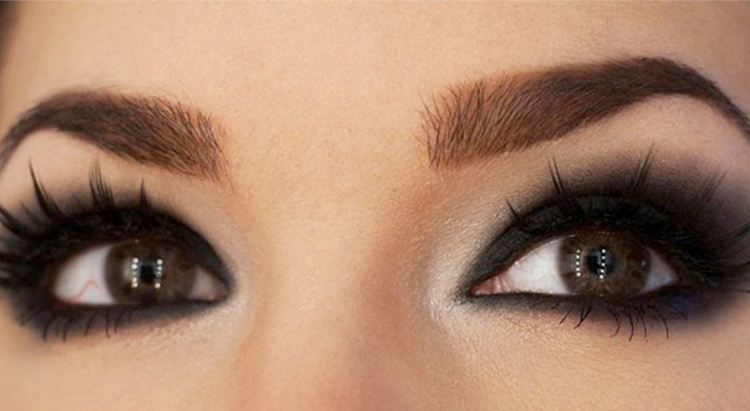 В тренде: макияж глаз "Черные дыры" на примере звезд