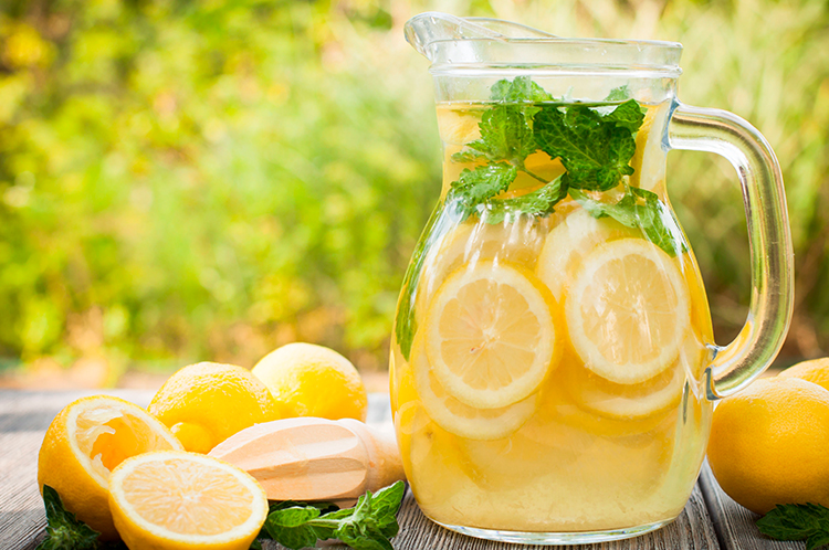 Летние напитки: лучшие рецепты лимонадов и смузи