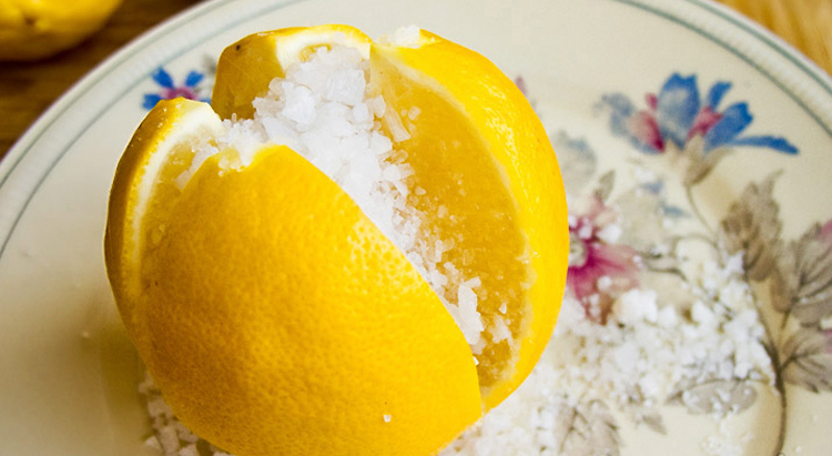 Полезные витамины А, С, D, Е, содержащиеся в лимонном соке
