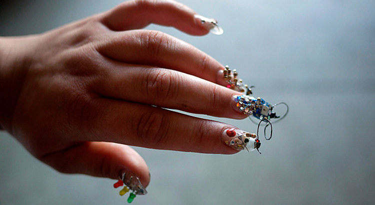 В стиле Hi-Tech: маникюр с датчиками на ногтях