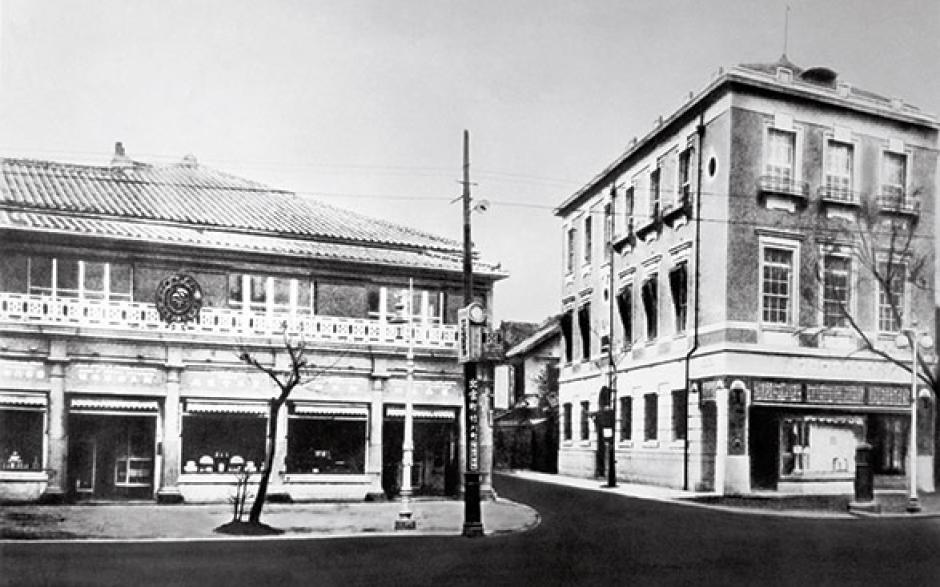 Открытие косметического магазина неподалеку от аптеки в районе Гинза, Токио, 1916 г.