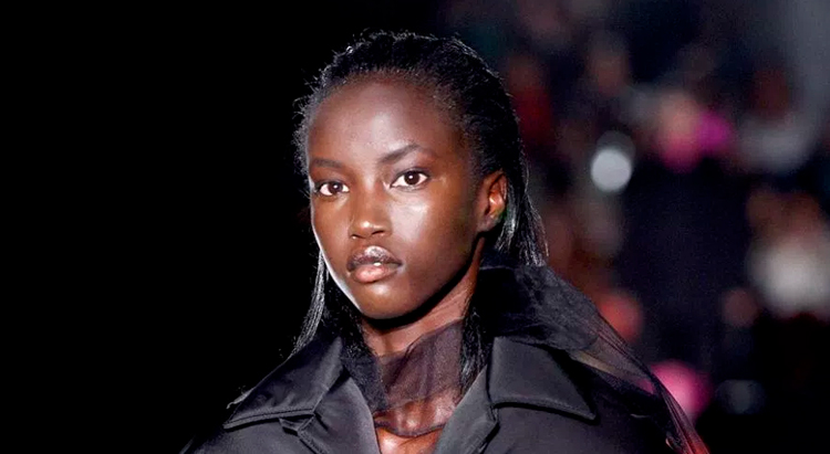 Первая в 21-м: темнокожая модель открыла модный показ