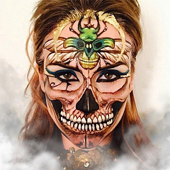 Смертельная красота: английский визажист рисует черепа на своем лице