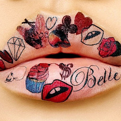 Виолетта Серрат сделала фейковые lip-тату с помощью косметики MAC