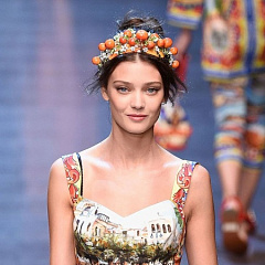 В тренде: Dolce & Gabbana предложили украшать волосы массивными элементами