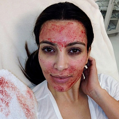 Ким Кардашьян призывает фанаток проводить процедуру Vampire Facial на дому
