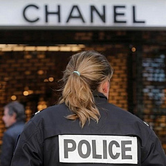 Ограбление по-французски: джип протаранил бутик Chanel в центре Парижа