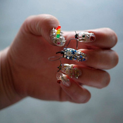 В стиле Hi-Tech: маникюр с датчиками на ногтях