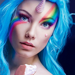 На радуге: макияж, прически и маникюр в разноцветных тонах