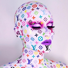 Вторая кожа: бьюти-блогер покрыла свое лицо и тело логотипами Louis Vuitton
