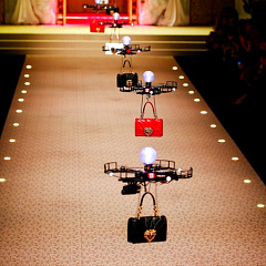 Dolce & Gabbana заменили моделей дронами на показе осенне-зимней коллекции 2018/19