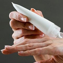 3 неочевидных способа применения крема для рук