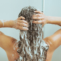 Забота о сухих и поврежденных волоса начинается с мытья головы